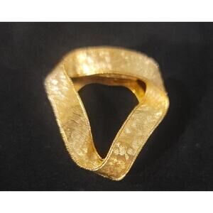 1970s Lieba USA Textured Ribbon Style Gold Tone Scarf Clip